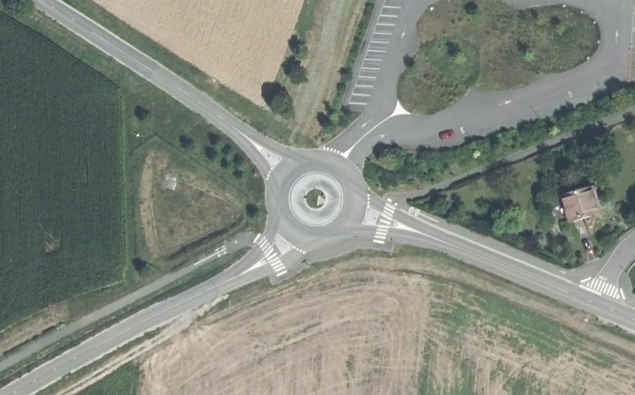 Vue aérienne du Rond-point anonyme n°722977202