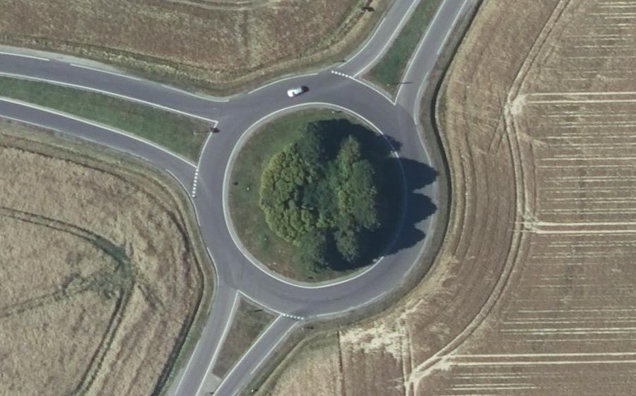 Vue aérienne du Rond-point anonyme n°72299418