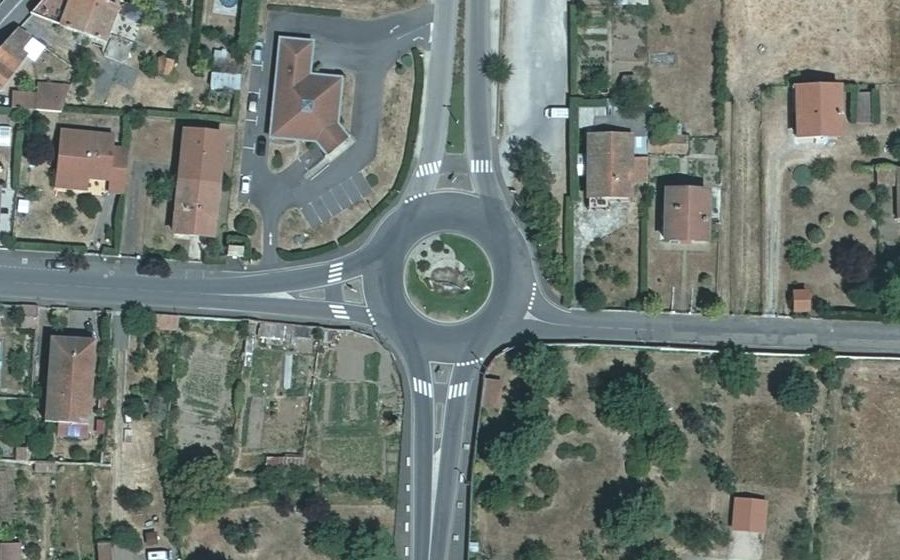 Vue aérienne du Rond-point anonyme n°72305963
