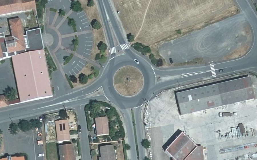 Vue aérienne du Rond-point anonyme n°72305983