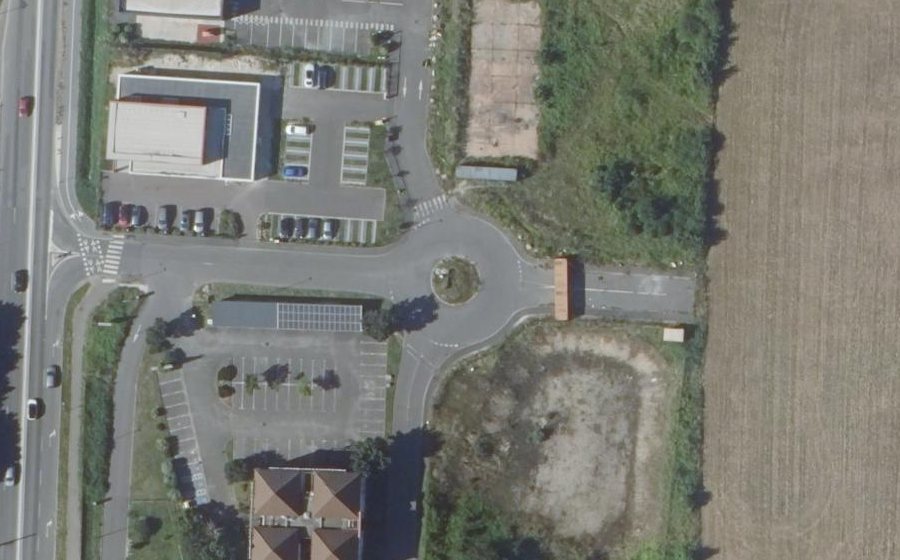 Vue aérienne du Rond-point anonyme n°723119528