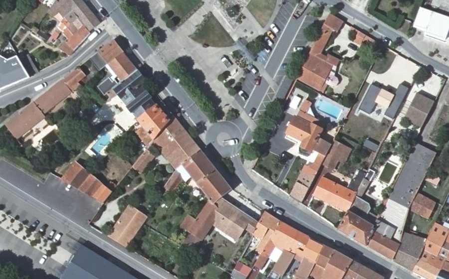 Vue aérienne du Rond-point anonyme n°723184217