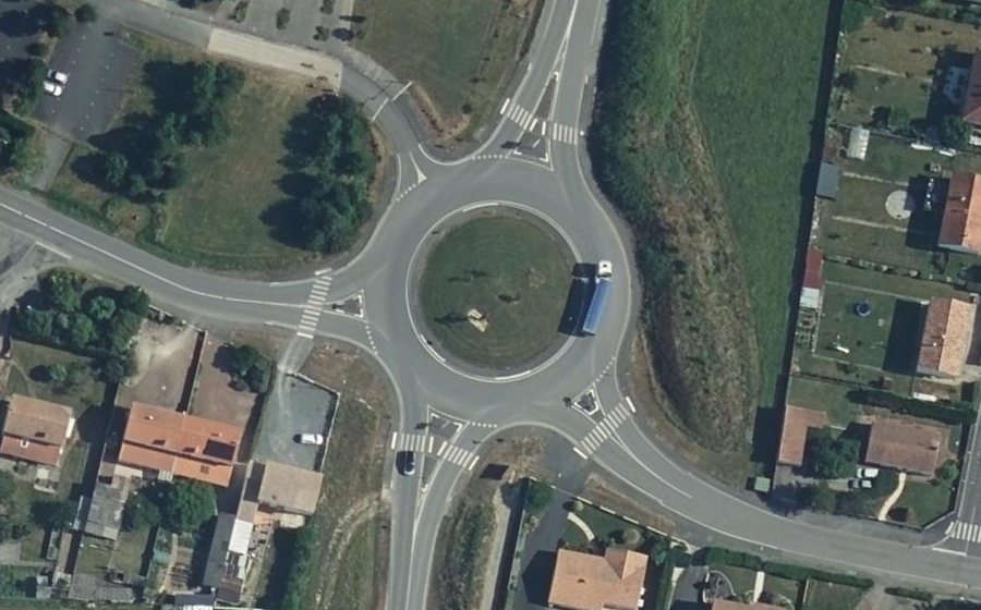 Vue aérienne du Rond-point anonyme n°723184573