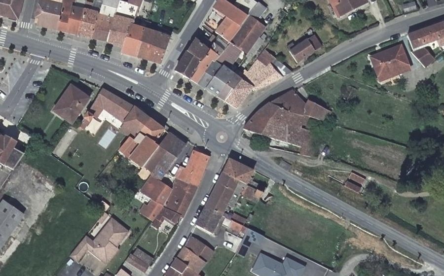 Vue aérienne du Rond-point anonyme n°72341781
