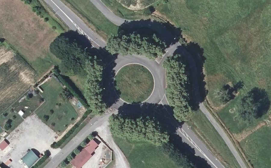 Vue aérienne du Rond-point anonyme n°72342123