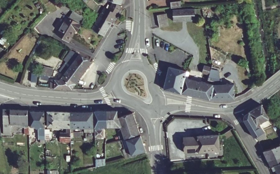 Vue aérienne du Rond-point anonyme n°723492885
