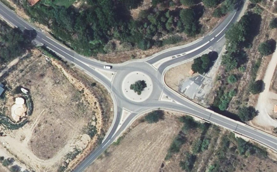 Vue aérienne du Rond-point anonyme n°72351132