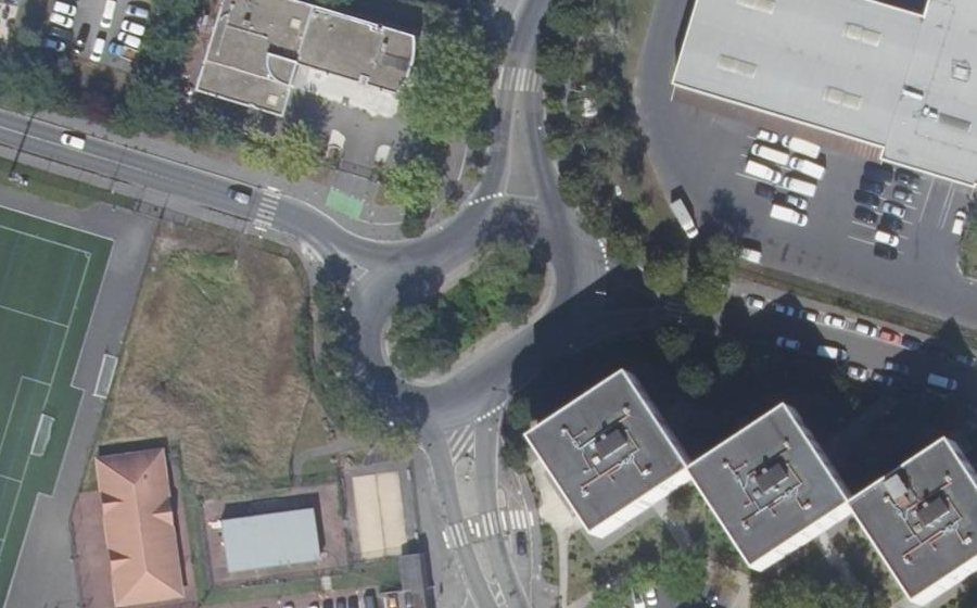 Vue aérienne du Rond-point anonyme n°723571025