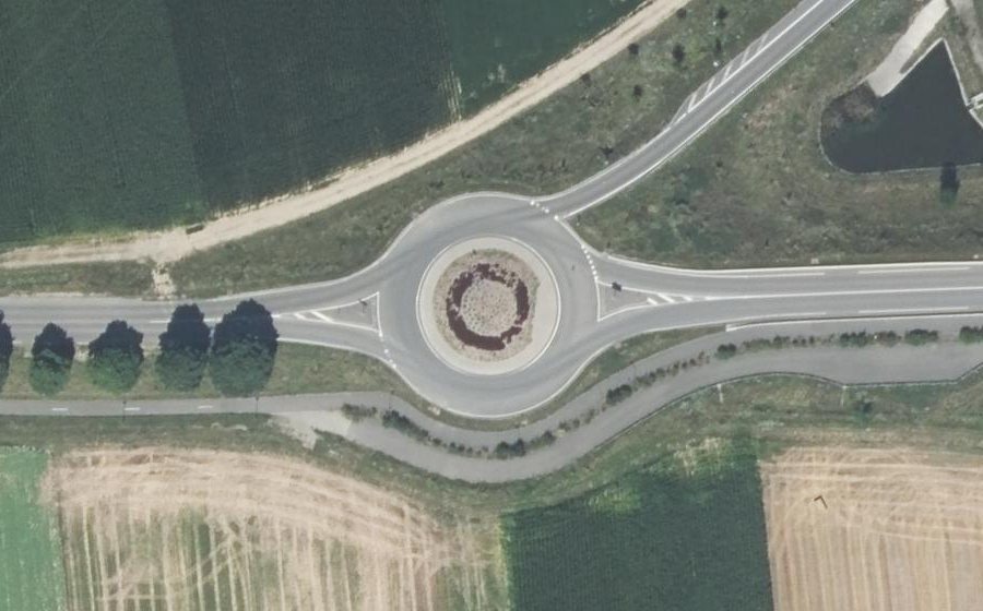 Vue aérienne du Rond-point anonyme n°723791682