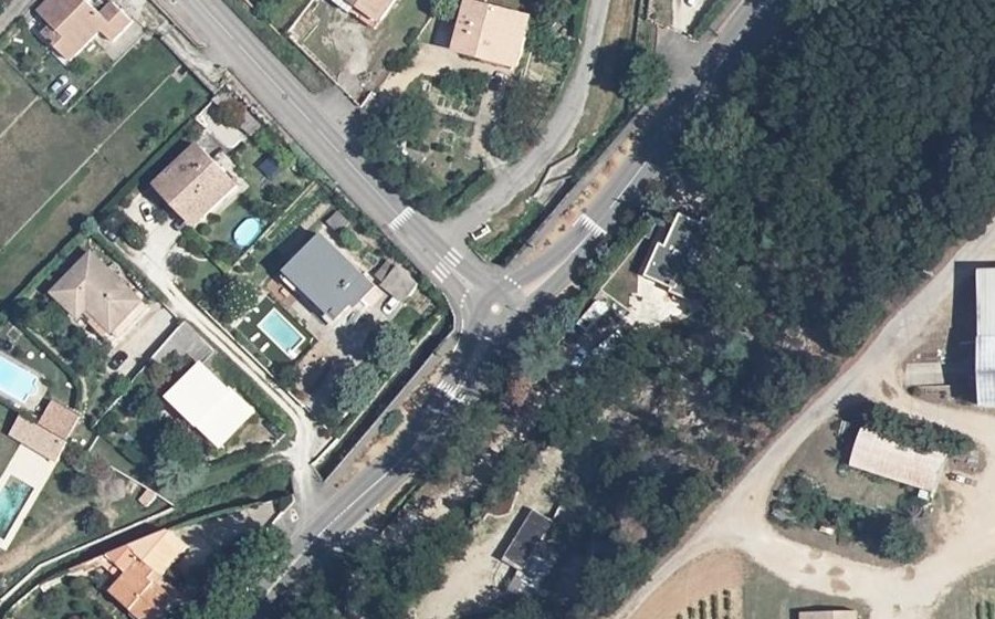 Vue aérienne du Rond-point anonyme n°723863666