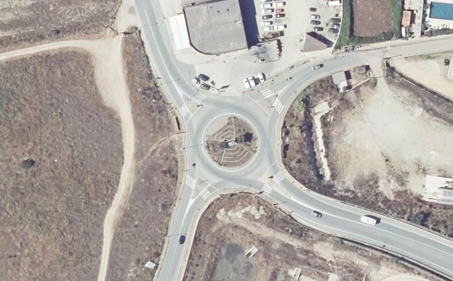 Vue aérienne du Rond-point anonyme n°724343417