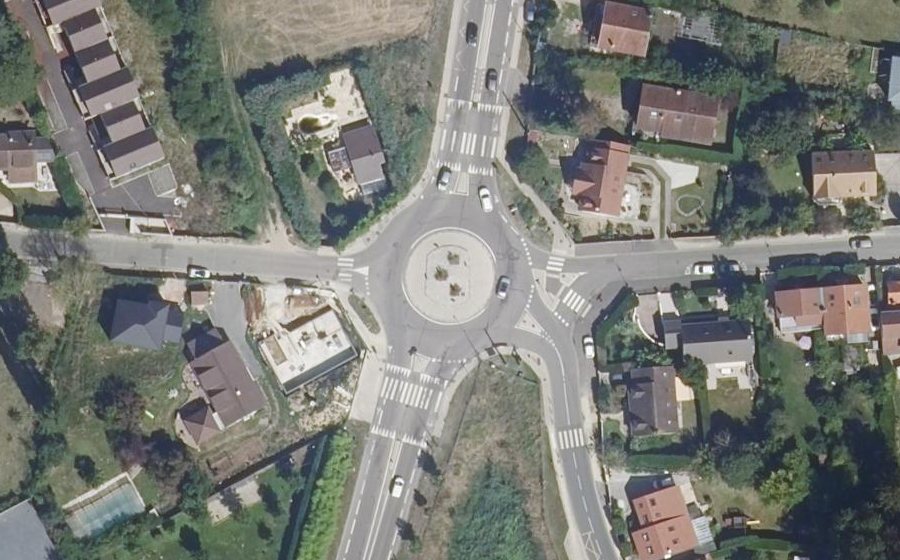 Vue aérienne du Rond-point anonyme n°724381647