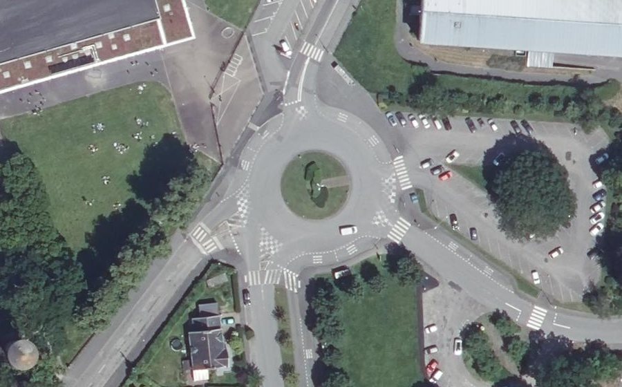 Vue aérienne du Rond-point anonyme n°724437308