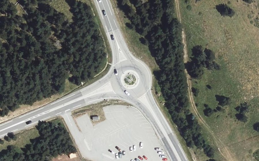 Vue aérienne du Rond-point anonyme n°72443772
