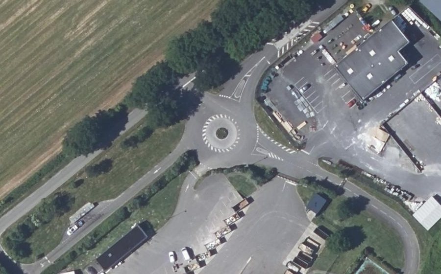 Vue aérienne du Rond-point anonyme n°724552658