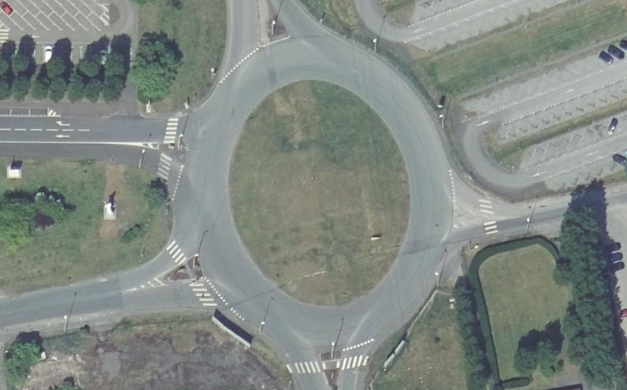 Vue aérienne du Rond-point anonyme n°724605851