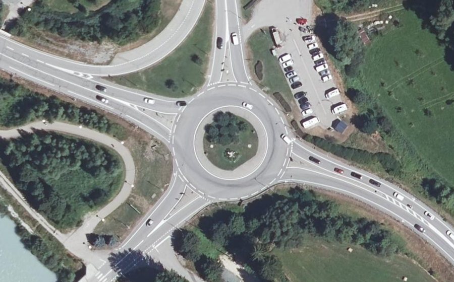 Vue aérienne du Rond-point anonyme n°724617642