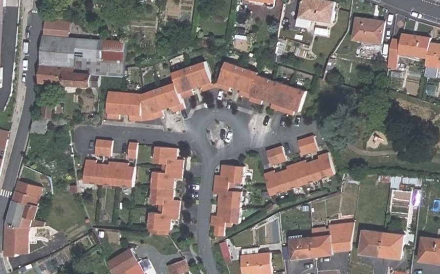 Vue aérienne du Rond-point anonyme n°72473129