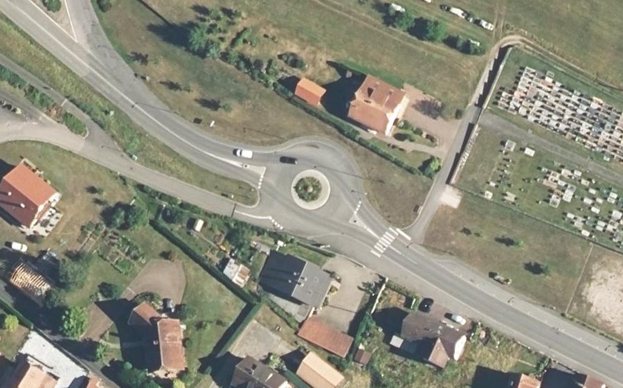 Vue aérienne du Rond-point anonyme n°724860128