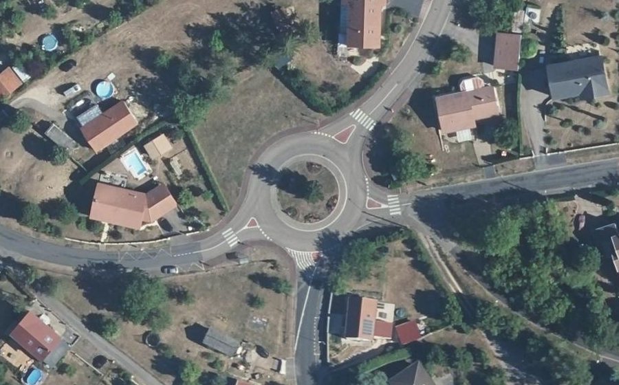 Vue aérienne du Rond-point anonyme n°72499478