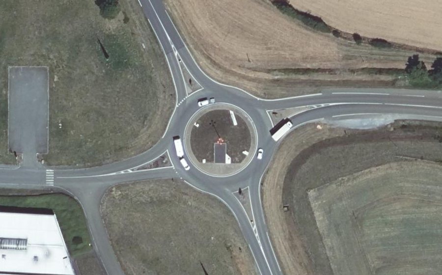 Vue aérienne du Rond-point anonyme n°72502739