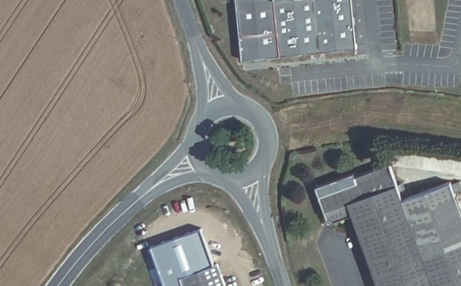 Vue aérienne du Rond-point anonyme n°72502908
