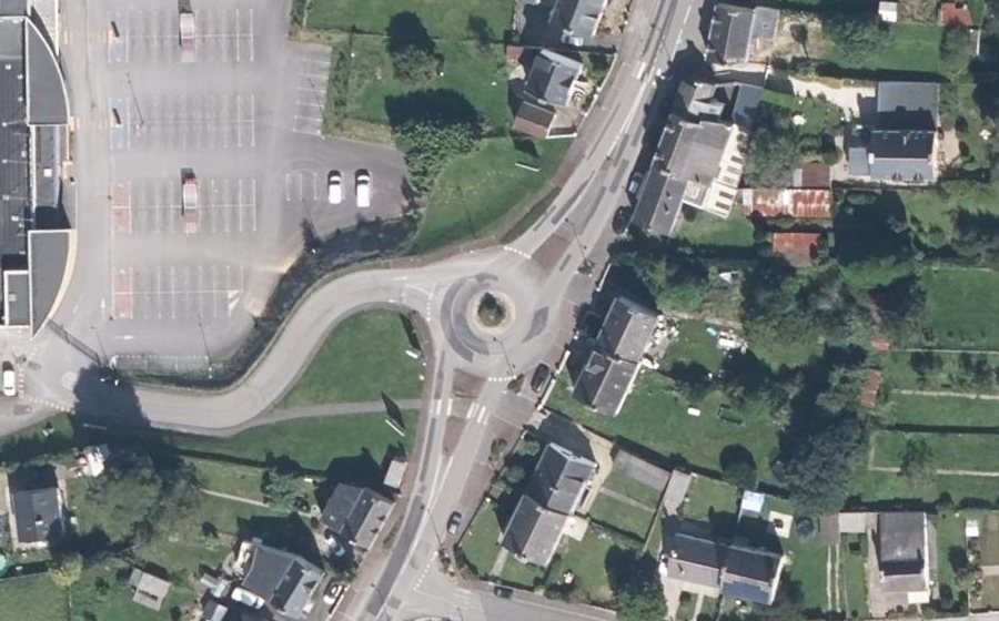 Vue aérienne du Rond-point anonyme n°72508902