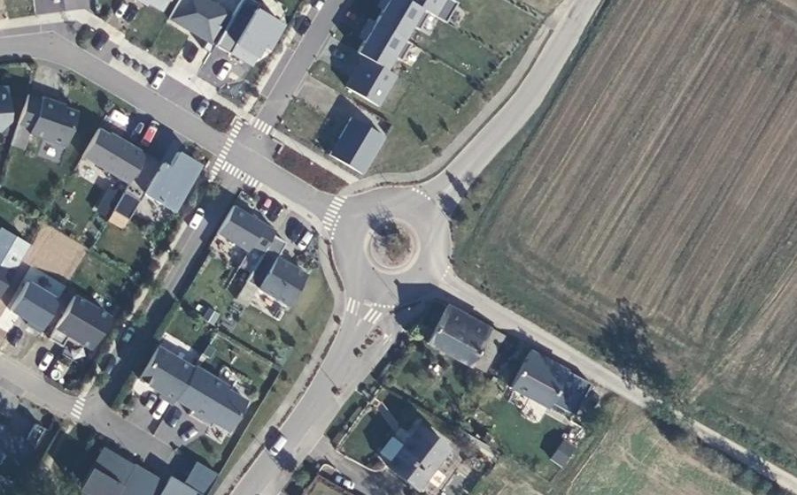 Vue aérienne du Rond-point anonyme n°725174370