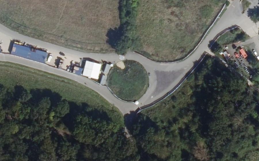 Vue aérienne du Rond-point anonyme n°72518947