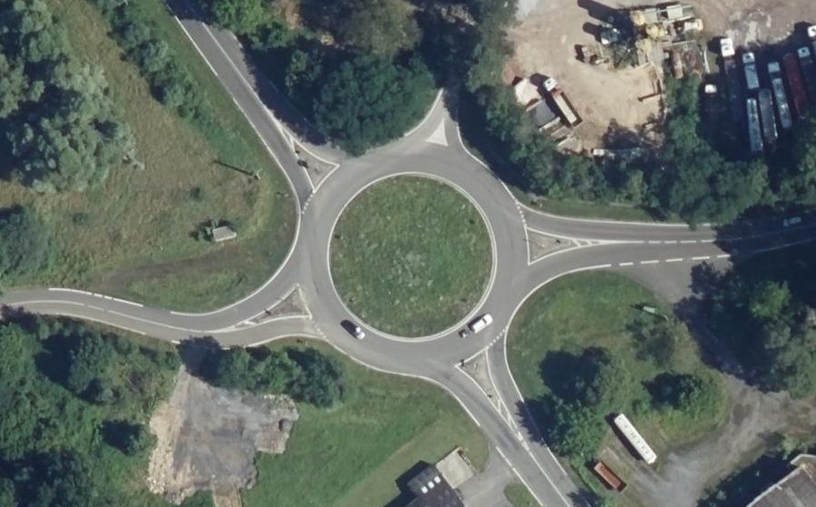 Vue aérienne du Rond-point anonyme n°72567980