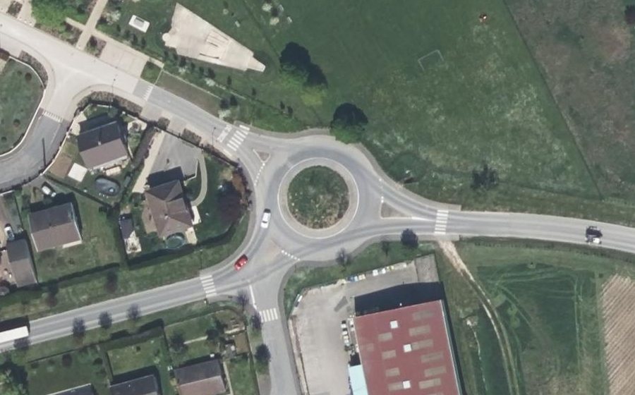 Vue aérienne du Rond-point anonyme n°72608696