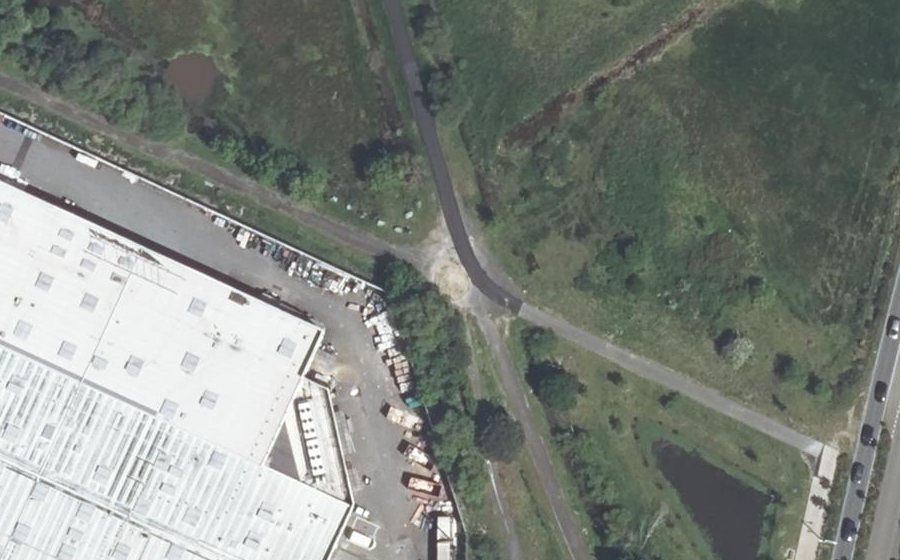 Vue aérienne du Rond-point anonyme n°72613644