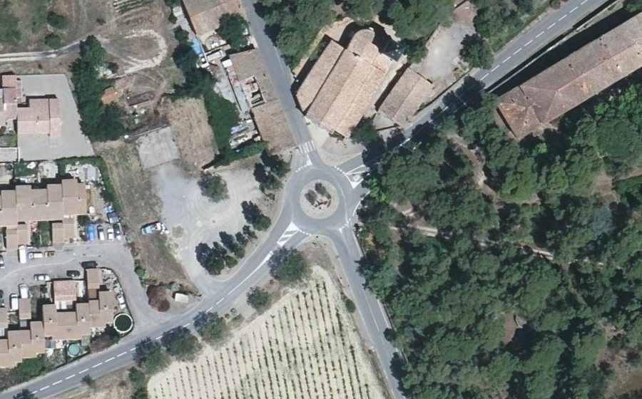 Vue aérienne du Rond-point anonyme n°72631092