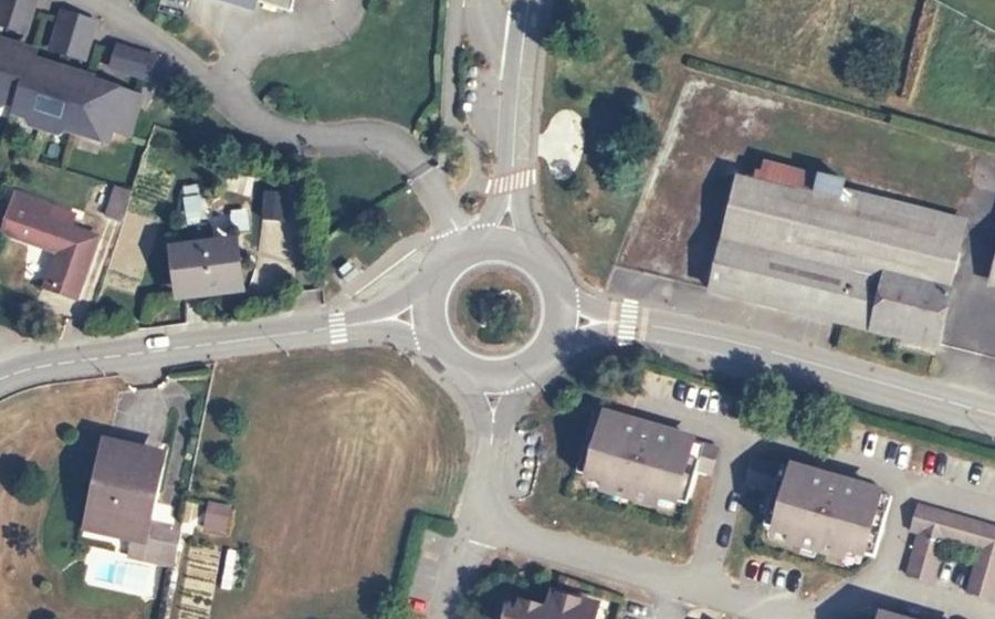 Vue aérienne du Rond-point anonyme n°72663142