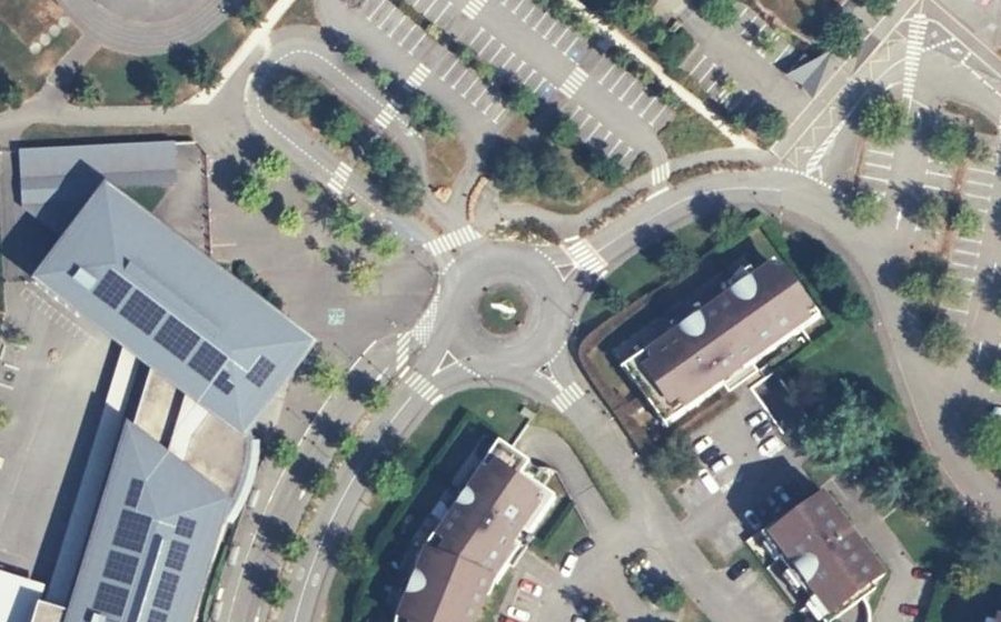 Vue aérienne du Rond-point anonyme n°72663150