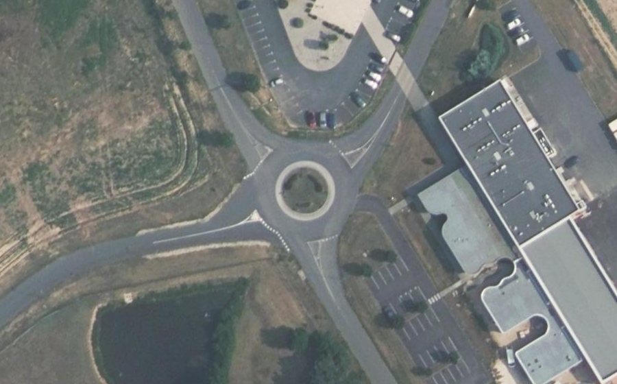 Vue aérienne du Rond-point anonyme n°726631600