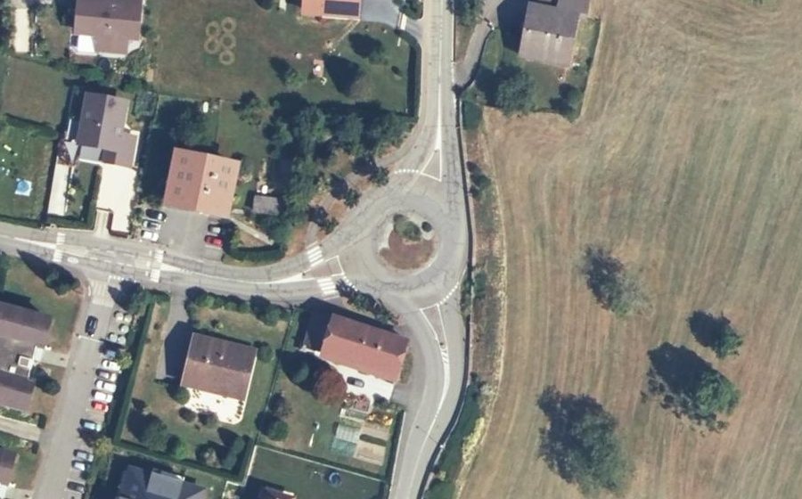 Vue aérienne du Rond-point anonyme n°72663183