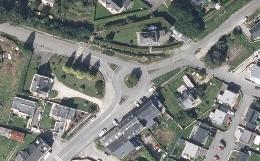 Vue aérienne du Rond-point anonyme n°72664324