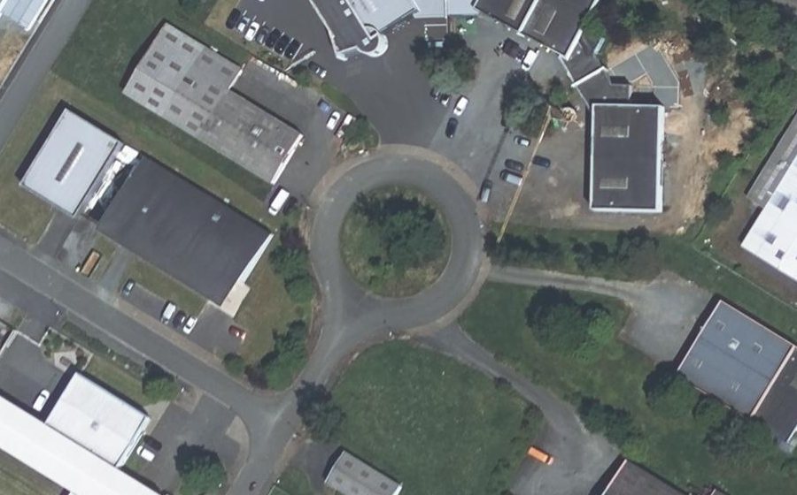 Vue aérienne du Rond-point anonyme n°72666375