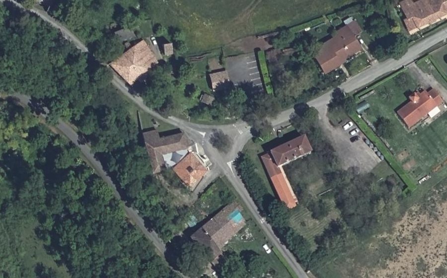 Vue aérienne du Rond-point anonyme n°72683694