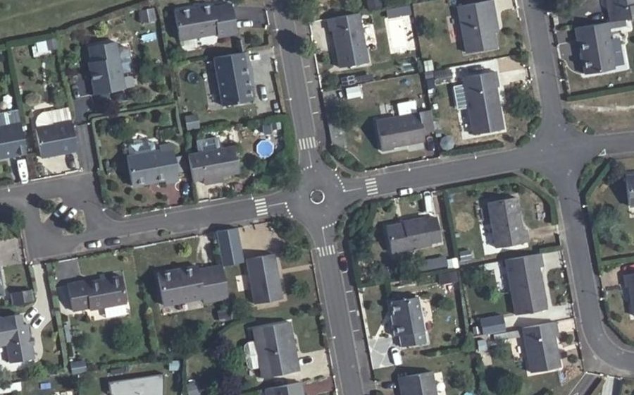 Vue aérienne du Rond-point anonyme n°72685407