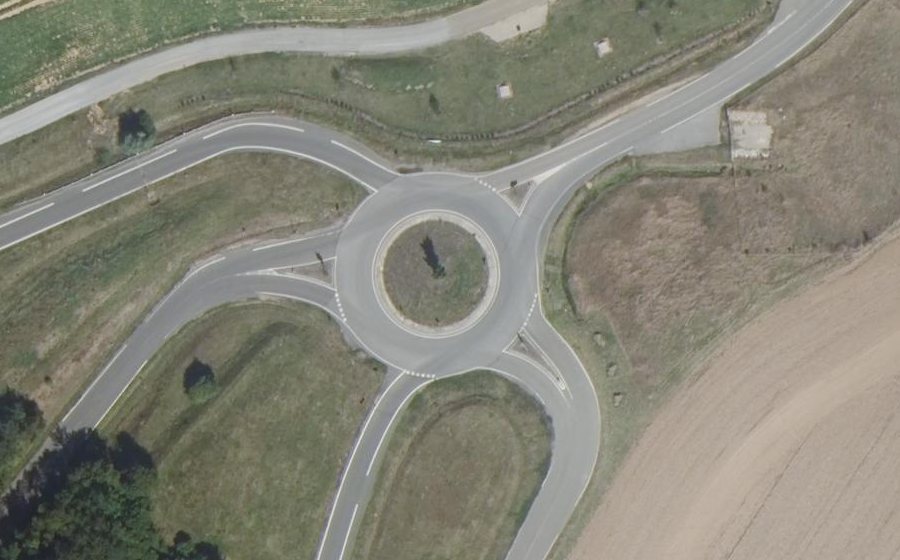 Vue aérienne du Rond-point anonyme n°727048384