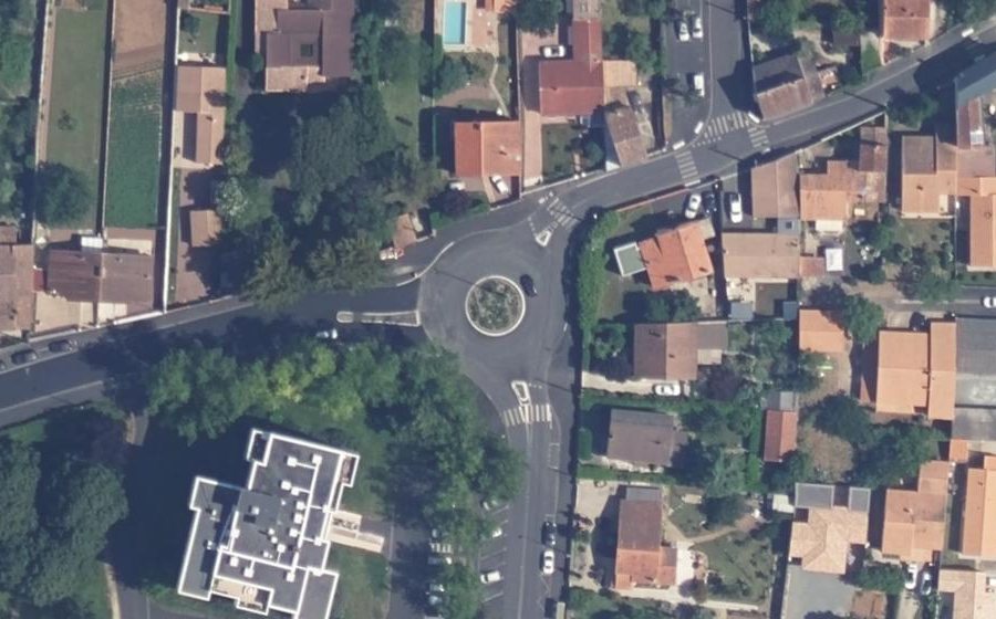 Vue aérienne du Rond-point anonyme n°727170819