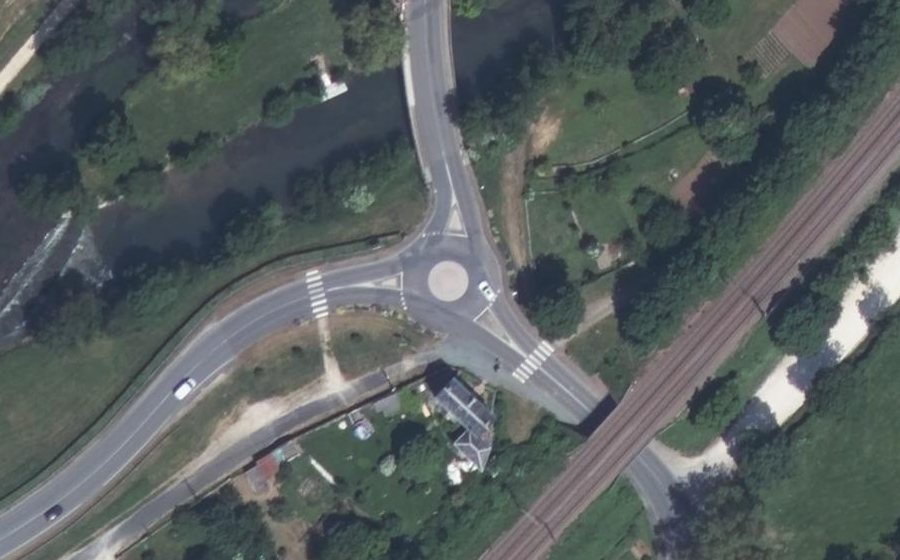 Vue aérienne du Rond-point anonyme n°727198911