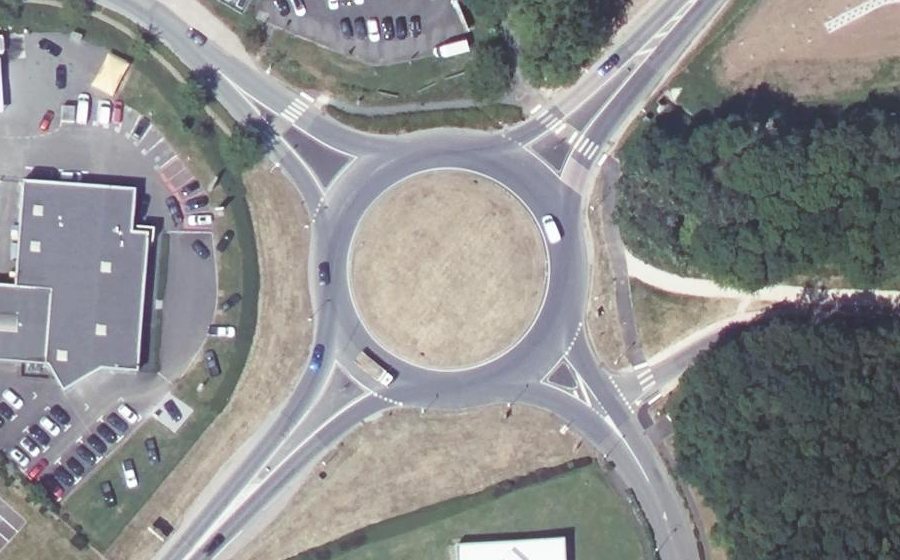 Vue aérienne du Rond-point anonyme n°727247570