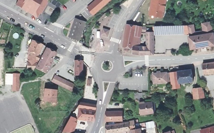 Vue aérienne du Rond-point anonyme n°727259046
