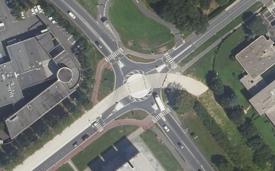 Vue aérienne du Rond-point anonyme n°72727220