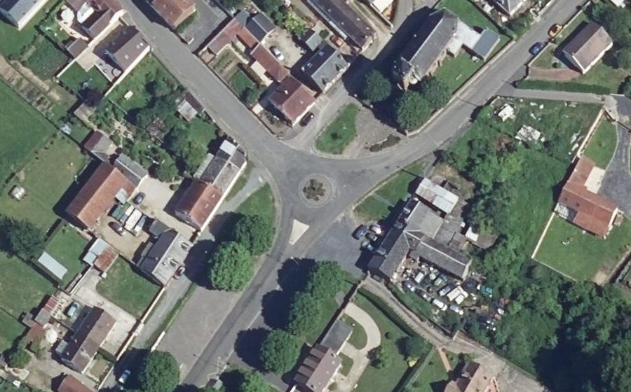 Vue aérienne du Rond-point anonyme n°727319237