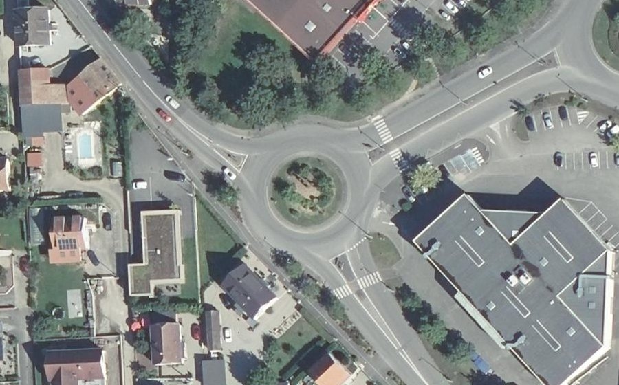 Vue aérienne du Rond-point anonyme n°72738693