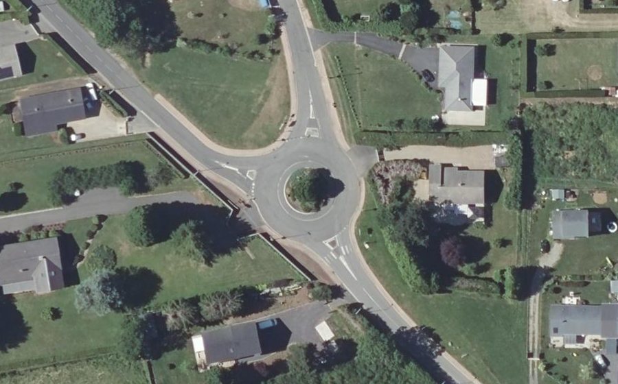 Vue aérienne du Rond-point anonyme n°72754601